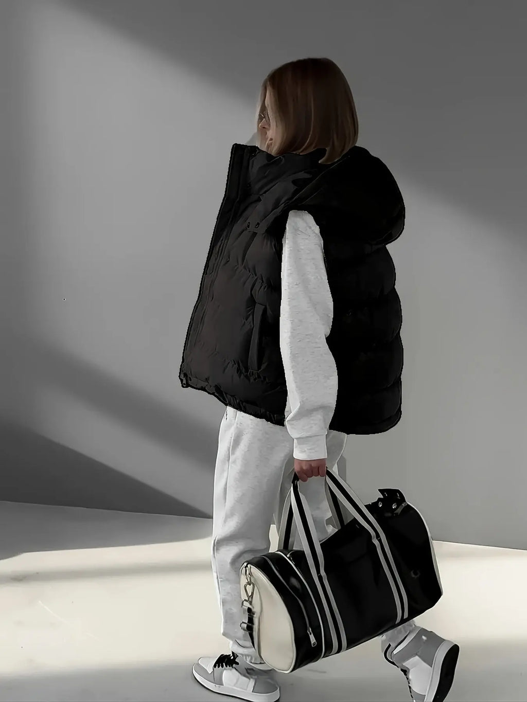 Women’s Sleeveless V-Neck Black Vest – Chic Zipper Front Layer for Any Outfit NNOS