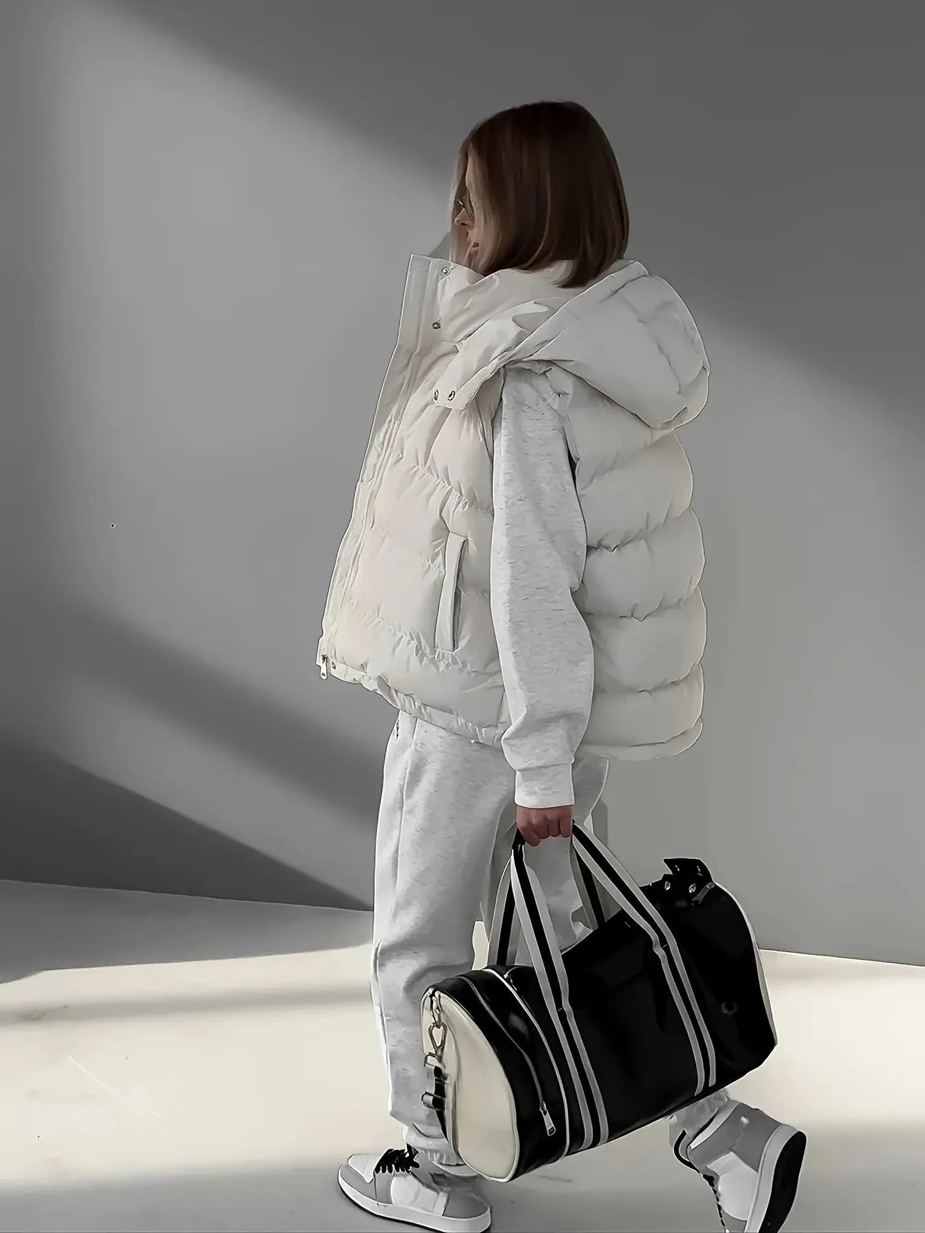 Women’s Sleeveless V-Neck Black Vest – Chic Zipper Front Layer for Any Outfit NNOS